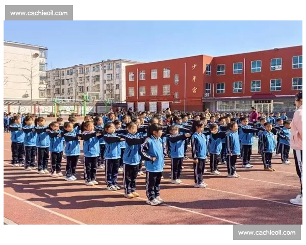 在整齐步伐与默契配合中感受队形队列比赛的成长力量与集体精神风貌