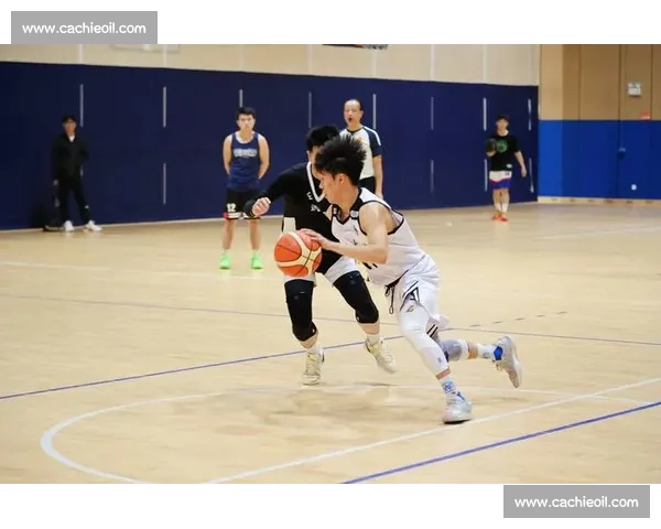 以竞技精神为引领的校园篮球比赛全面提升团队协作与拼搏意识