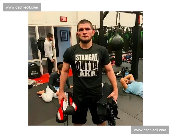 从恩怨到巅峰对决嘴炮与小鹰改变UFC历史的一战格斗迷永远铭记